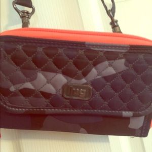 Lug cross body